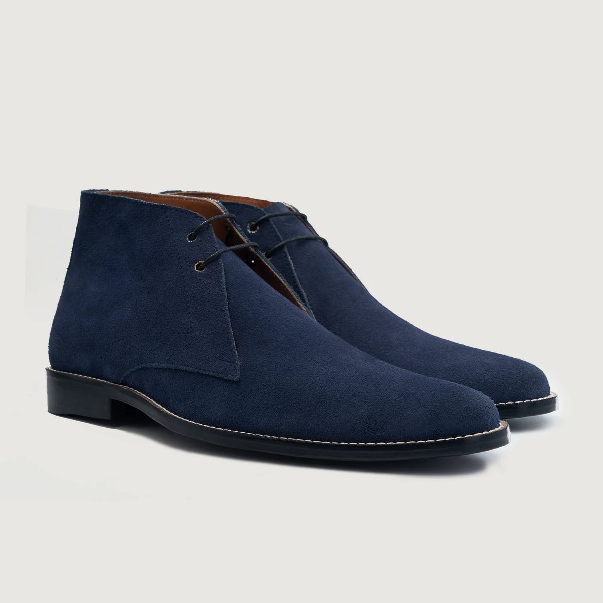 Corry Chukka Midnight Sininen Suede Nahkasaappaat Miehille For Men in Midnight Blue Goatskin Suede - Sivunäkymä | Osta verkosta