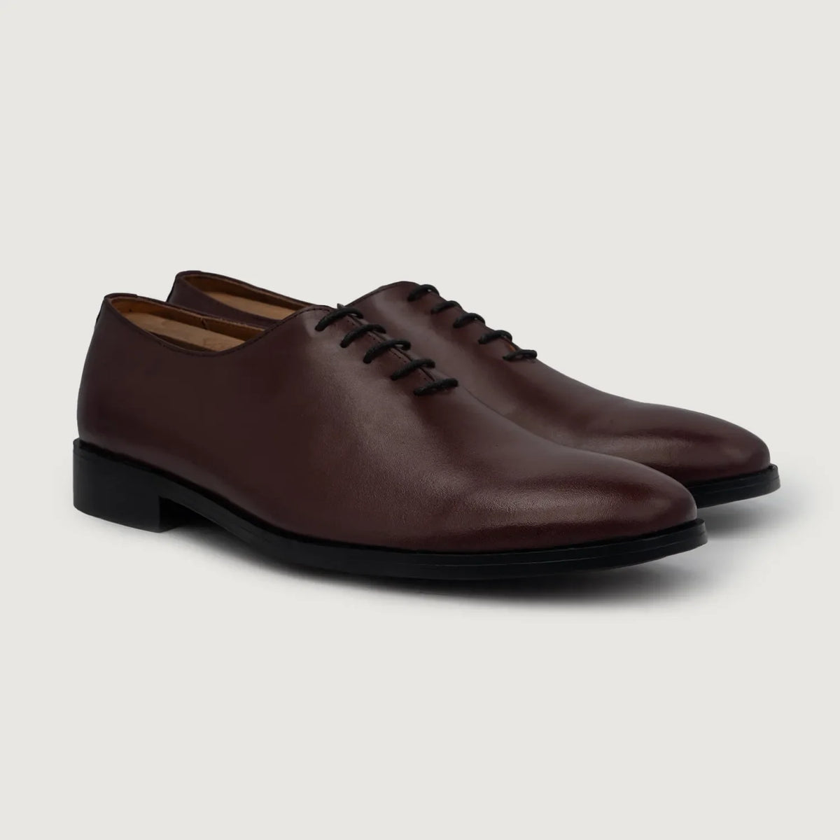 Director Wholecut Kastanjanruskea Nahkakengät Miehille For Men in Maroon Full-Grain Leather - Edestä ja räätälöity siluetti | Osta verkosta