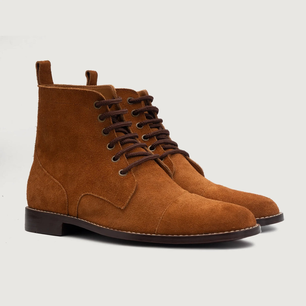 Knight Derby Ruskea Suede Nahkasaappaat Miehille in Brown Goatskin Suede - Sivunäkymä | Osta verkosta