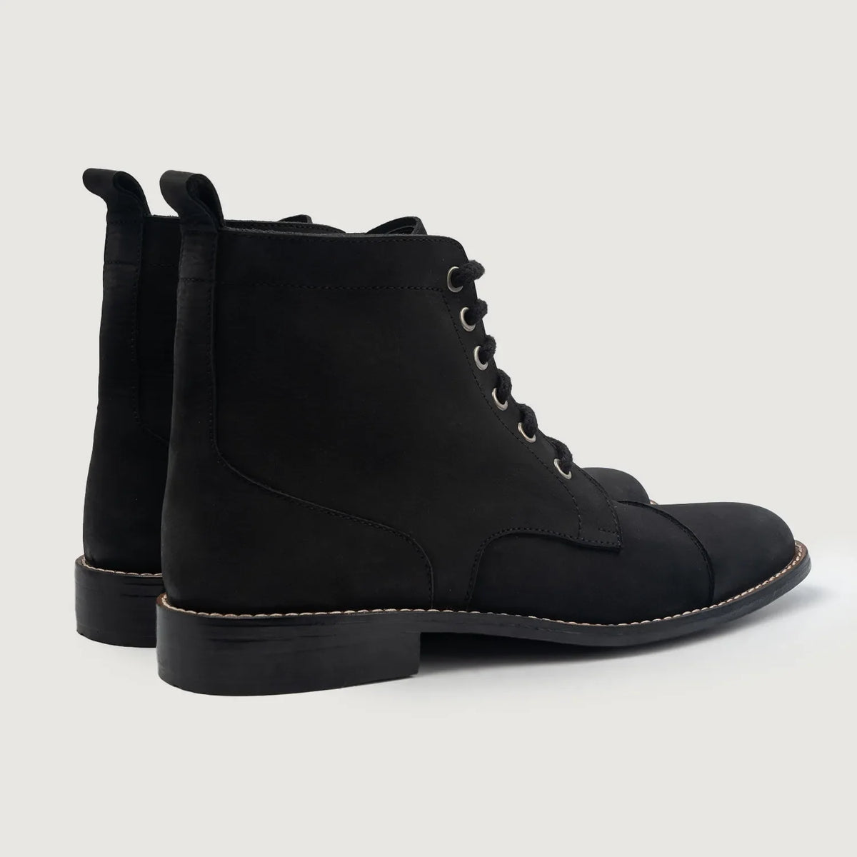 Knight Derby Musta Nubuck Nahkasaappaat Miehille For Men - Vahvistettu kantapää ja tarkat kaksoisompeleet