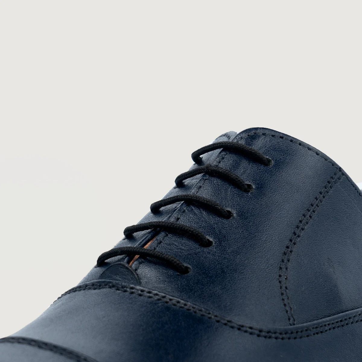 High-Traction Rubber Outsole & Lug Tread Pattern on Professor Oxford Midnight Sininen Nahkakengät Miehille For Men