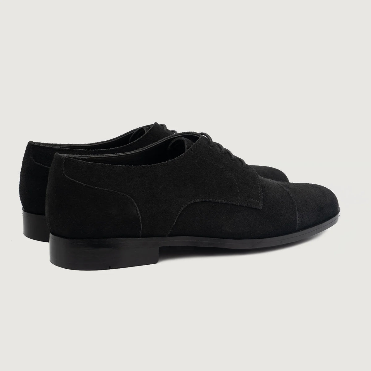High-Traction Rubber Outsole & Lug Tread Pattern on Attorney Derby Musta Suede Nahkakengät Miehille For Men