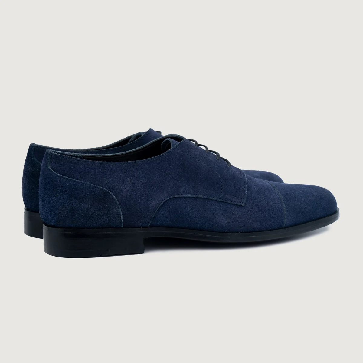 High-Traction Rubber Outsole & Lug Tread Pattern on Attorney Derby Midnight Sininen Suede Nahkakengät Miehille For Men