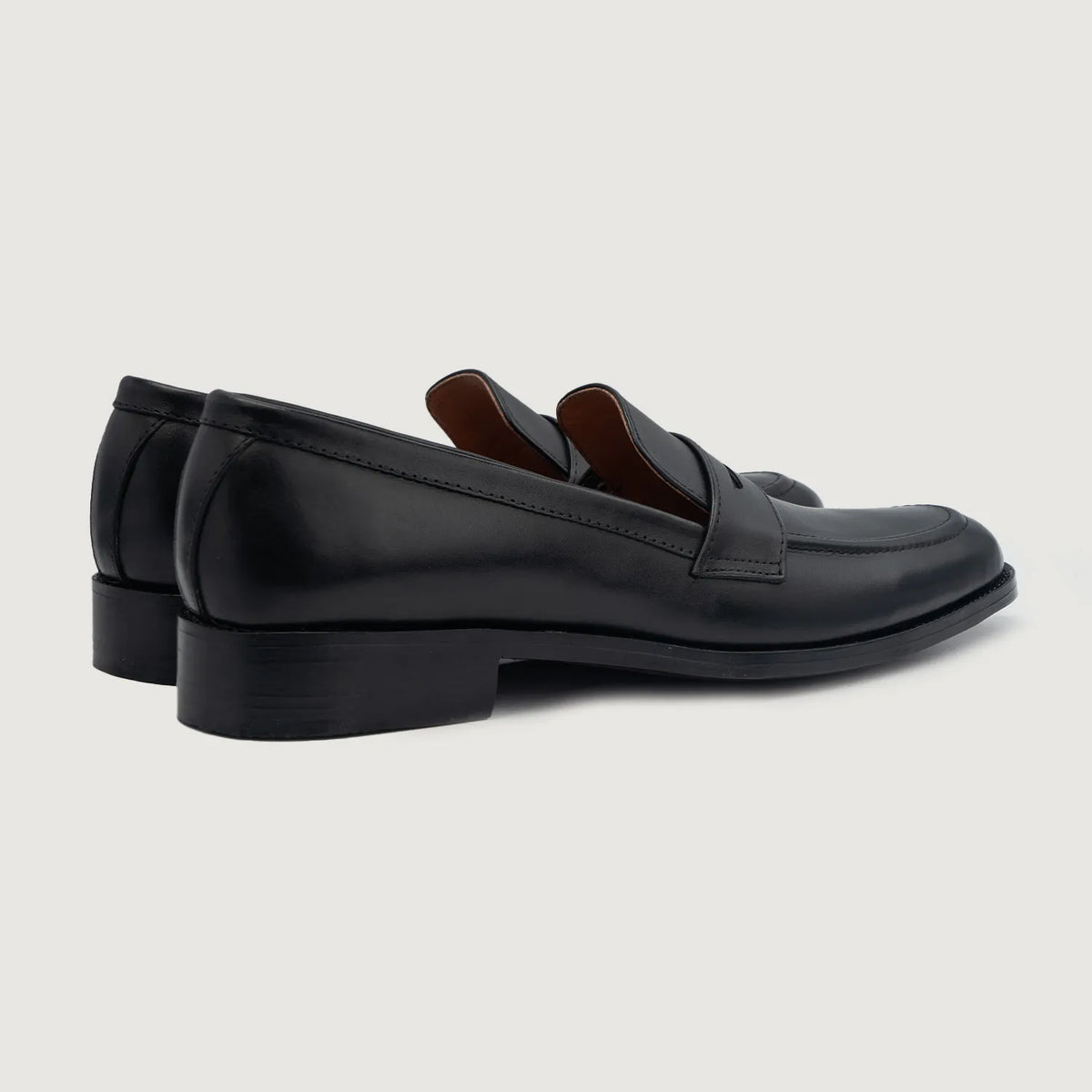 High-Traction Rubber Outsole & Lug Tread Pattern on Baxton Musta Nahkaloaferit Miehille For Men