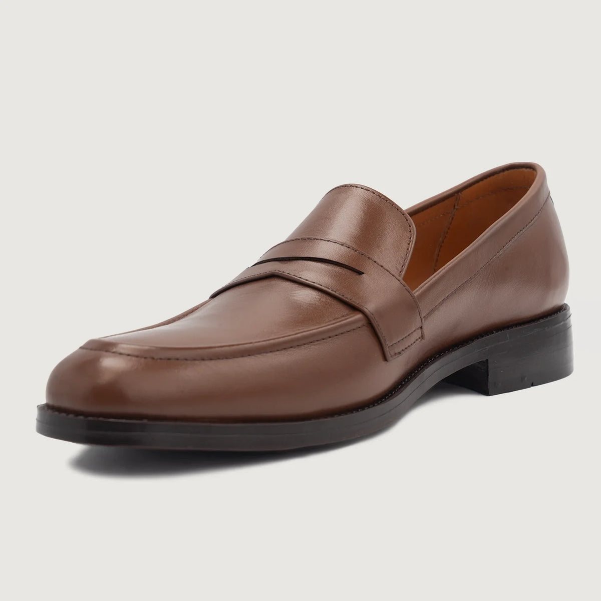 High-Traction Rubber Outsole & Lug Tread Pattern on Baxton Ruskea Nahkaloaferit Miehille