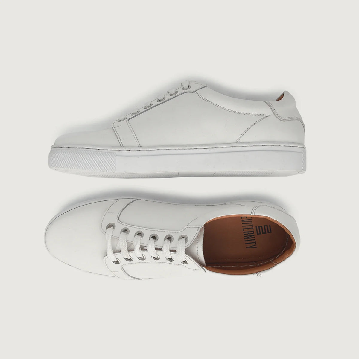 High-Traction Rubber Outsole & Lug Tread Pattern on Carter Runn White Nahkatennarit Miehille For Men