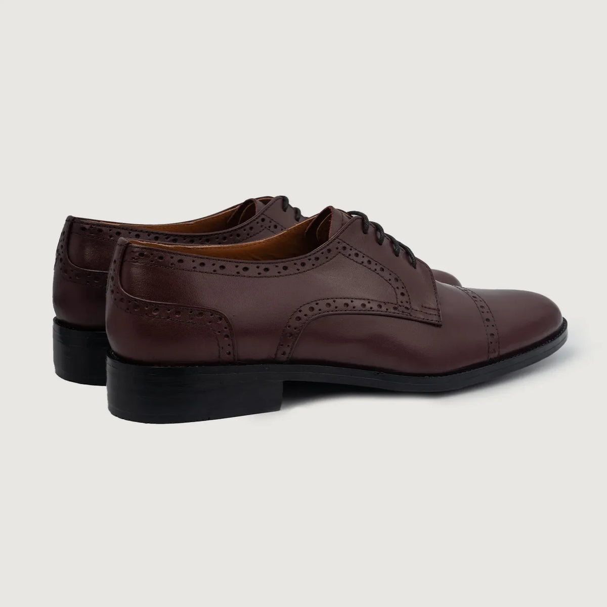 High-Traction Rubber Outsole & Lug Tread Pattern on Dirk Brogues Derby Kastanjanruskea Nahkakengät Miehille For Men
