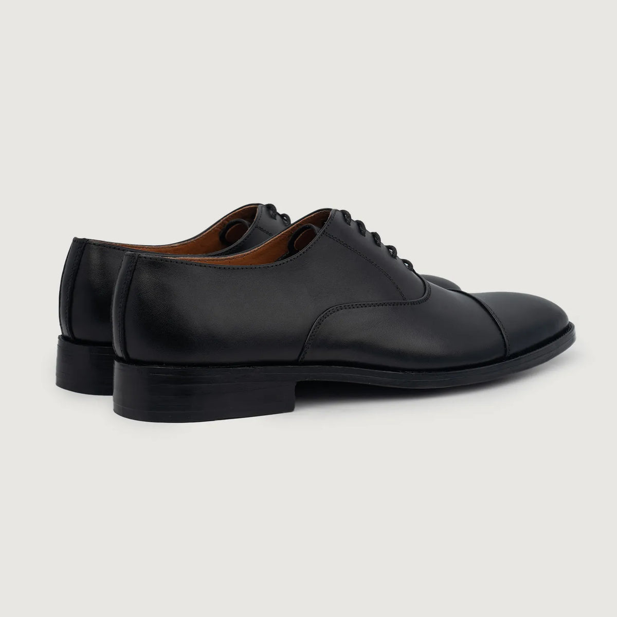 High-Traction Rubber Outsole & Lug Tread Pattern on Professor Oxford Musta Nahkakengät Miehille For Men