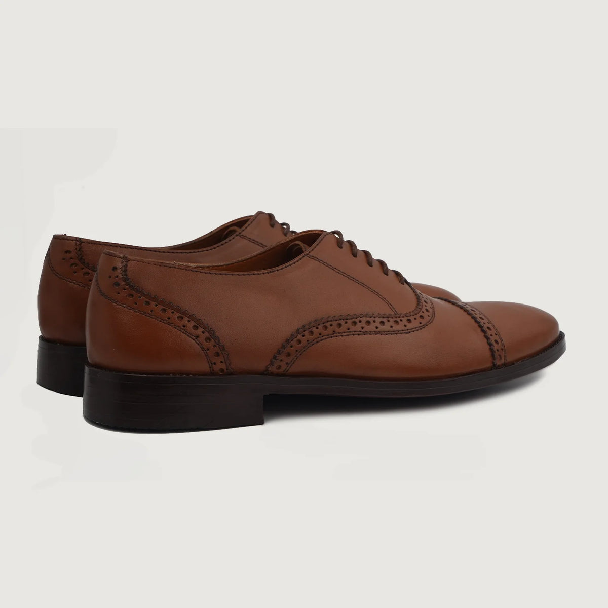 High-Traction Rubber Outsole & Lug Tread Pattern on Greyson Brogues Oxford Vaaleanruskea Nahkakengät Miehille For Men