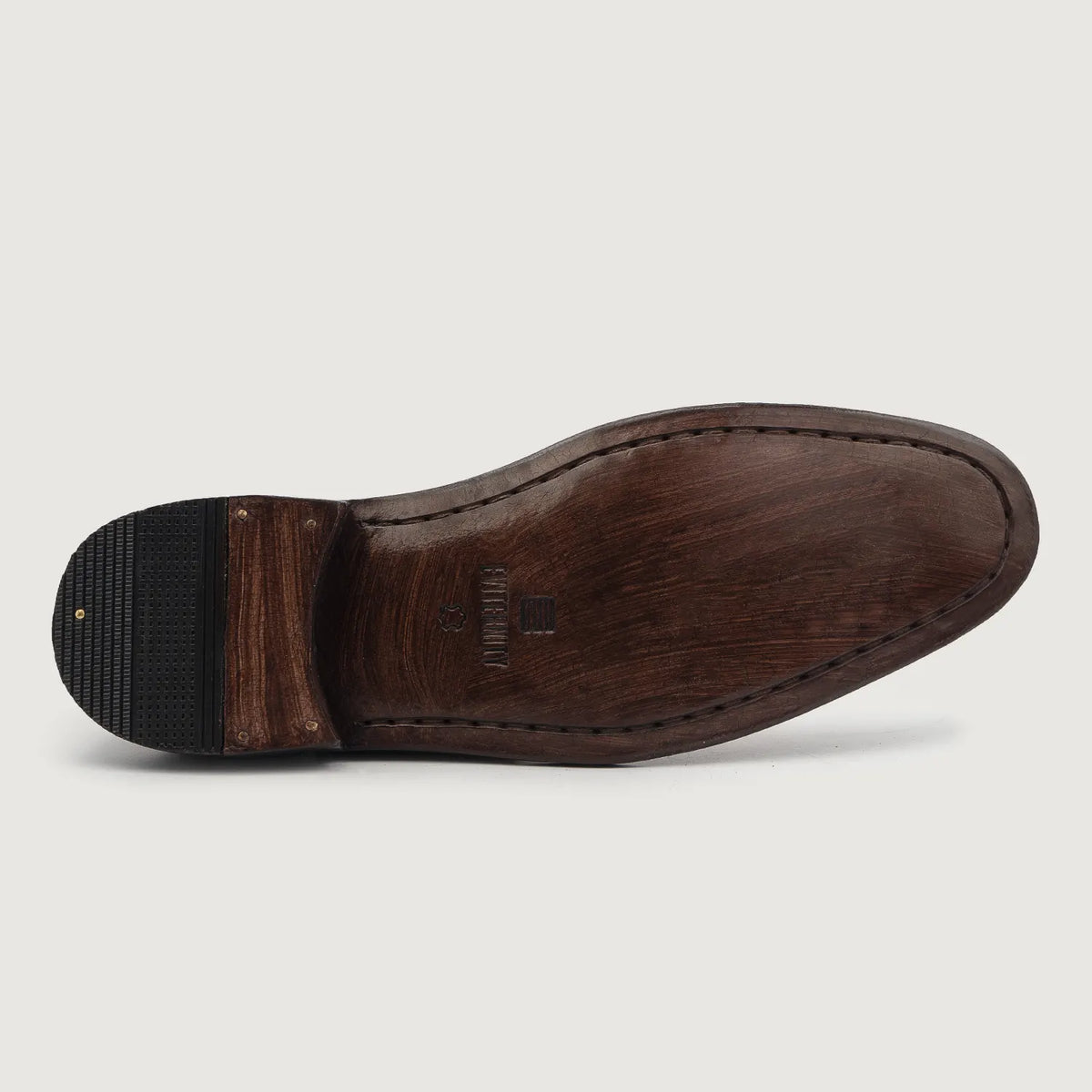 High-Traction Rubber Outsole & Lug Tread Pattern on Clarkson Chelsea Ruskea Suede Nahkasaappaat Miehille For Men