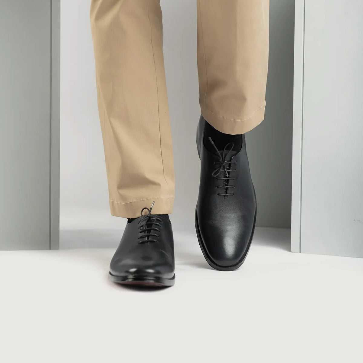 Tailored Rib Cuffs & Hem Craftsmanship Construction Detail on Director Wholecut Musta Nahkakengät Miehille For Men