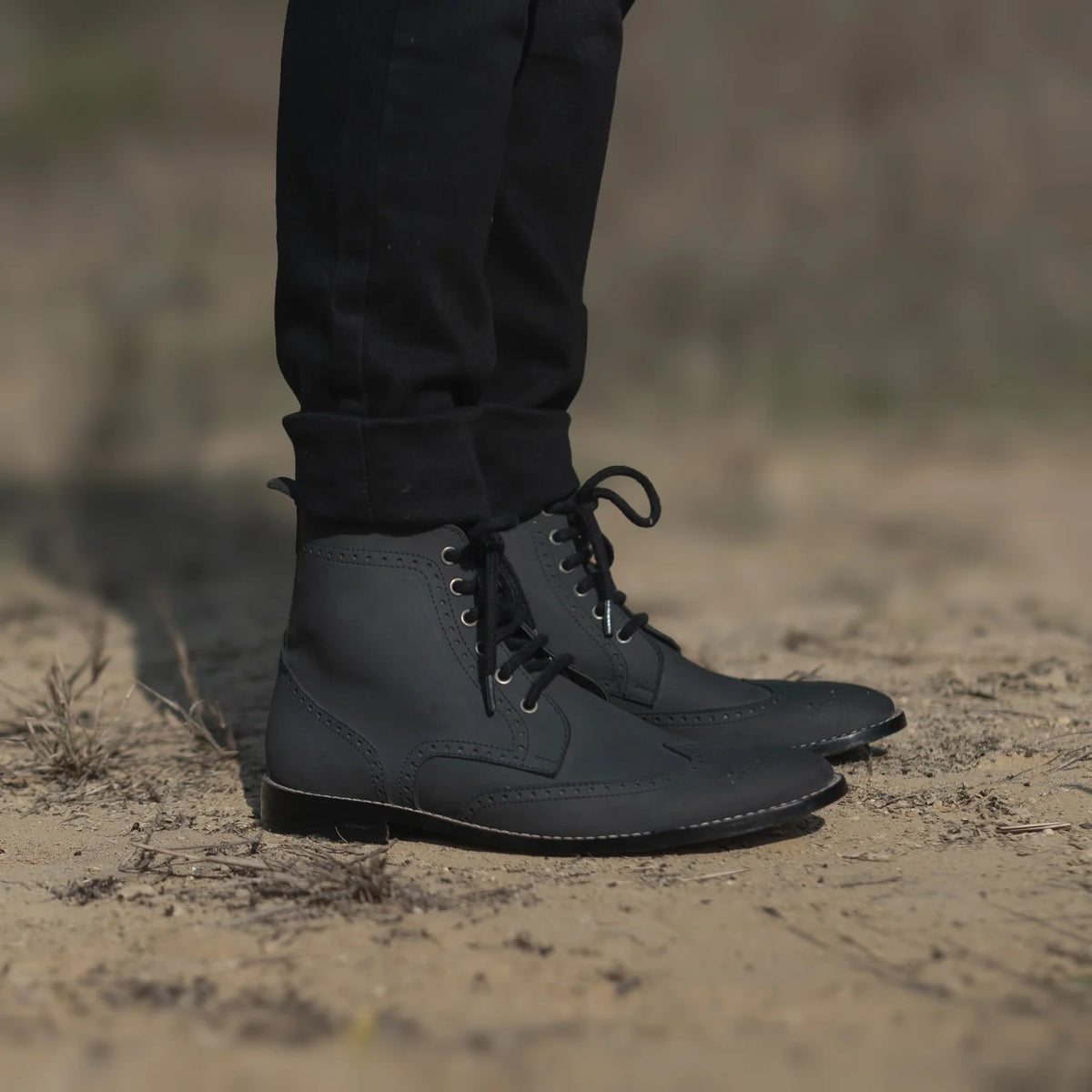 Päällä sovitetun näkymä:  Duster Brogues Derby Musta Nubuck Nahkasaappaat Miehille For Men mallin päällä luonnollisessa päivänvalossa