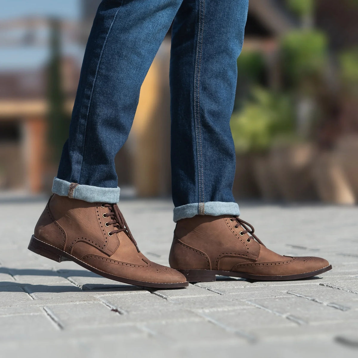 Päällä sovitetun näkymä:  Duster Brogues Derby Oil Pull-up Ruskea Nahkasaappaat Miehille mallin päällä luonnollisessa päivänvalossa