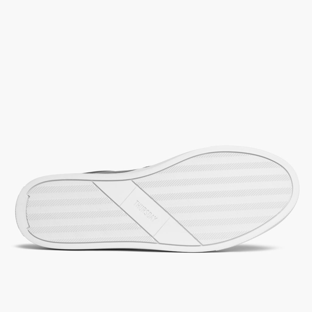 High-Traction Rubber Outsole & Lug Tread Pattern on Court Musta Nahkatennarit Miehille