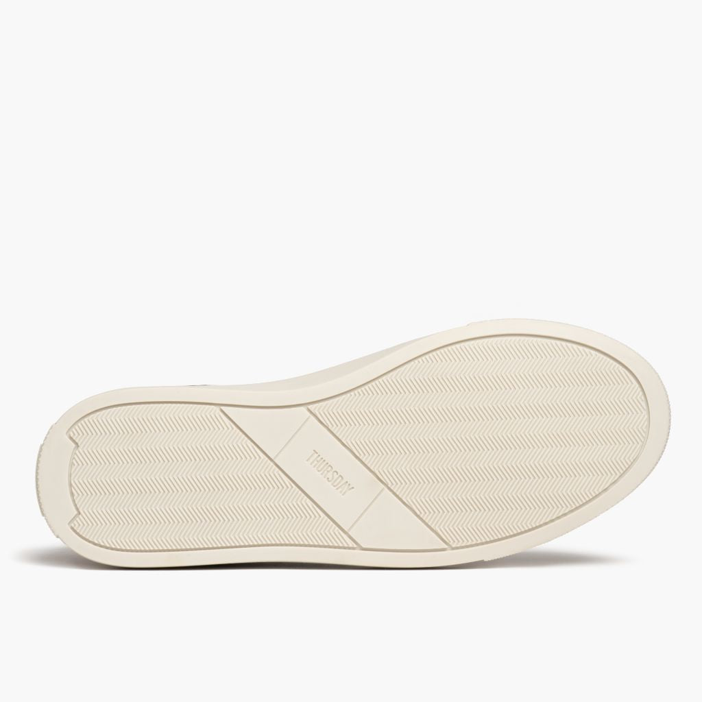 High-Traction Rubber Outsole & Lug Tread Pattern on Court Toffee x Off-White Nahkatennarit Miehille