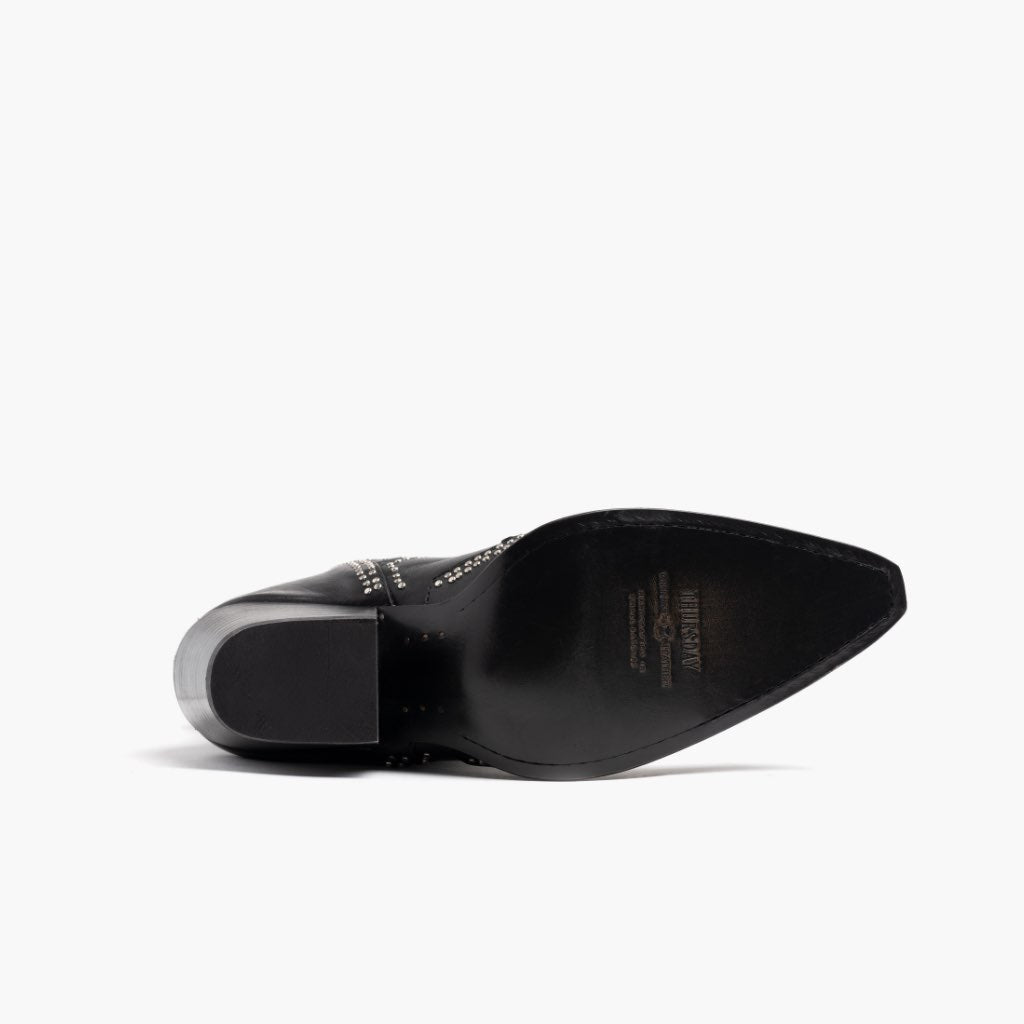 High-Traction Rubber Outsole & Lug Tread Pattern on Icon Musta Nahkasaappaat Naisille
