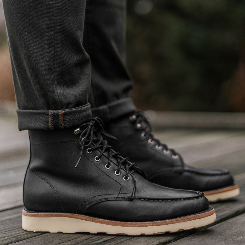 High-Traction Rubber Outsole & Lug Tread Pattern on Diplomat Musta Matte Nahkasaappaat Miehille