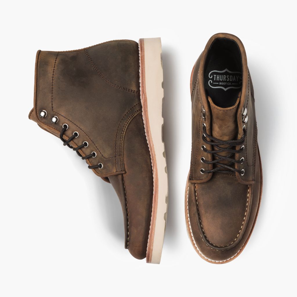 High-Traction Rubber Outsole & Lug Tread Pattern on Diplomat Burnt Copper Nahkasaappaat Miehille