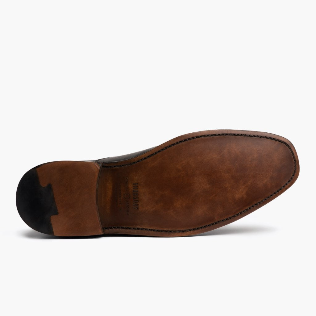 High-Traction Rubber Outsole & Lug Tread Pattern on Executive Musta Nahkatennarit Miehille