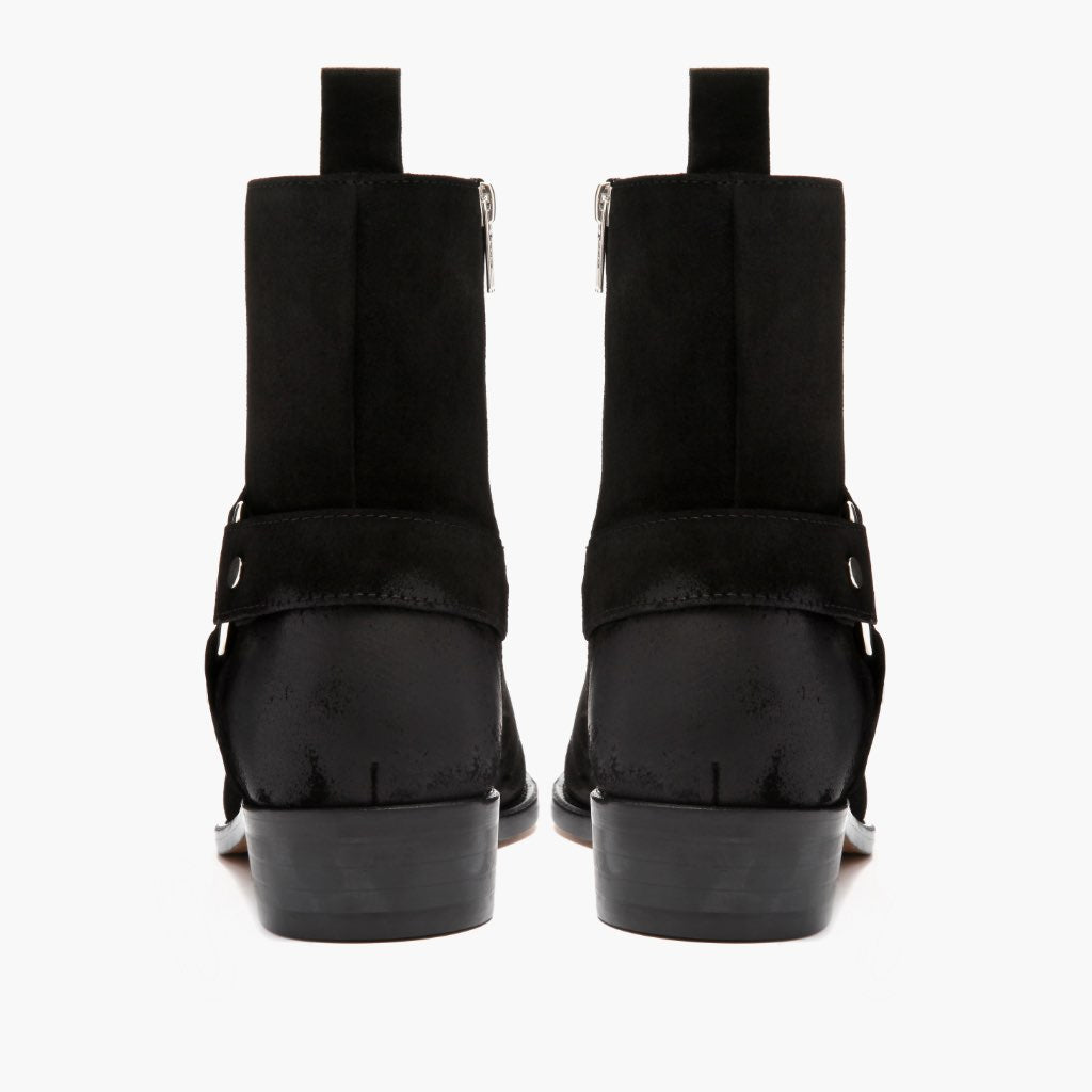 High-Traction Rubber Outsole & Lug Tread Pattern on Harness Musta Suede Nahkasaappaat Miehille