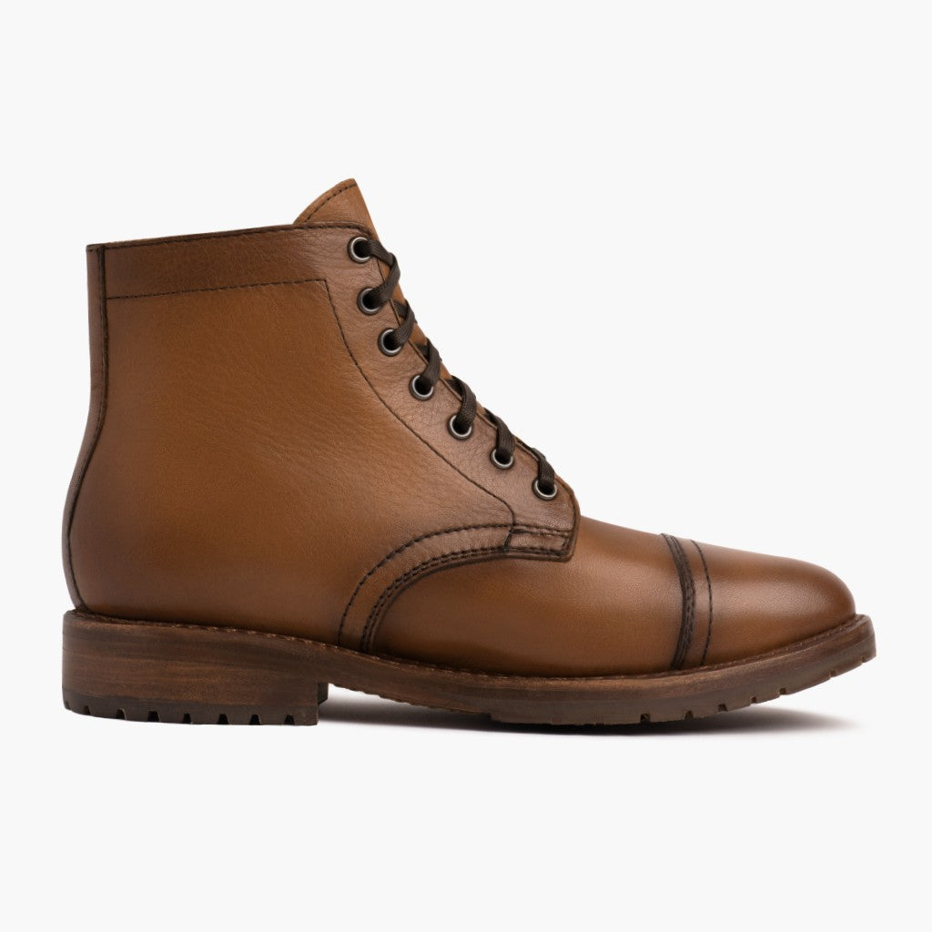 High-Traction Rubber Outsole & Lug Tread Pattern on Major Cuero Nahkasaappaat Miehille