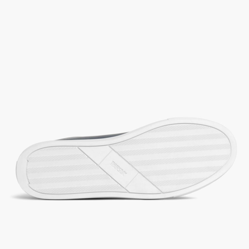 High-Traction Rubber Outsole & Lug Tread Pattern on Premier Low Top Deep Sininen Nahkatennarit Miehille For Men