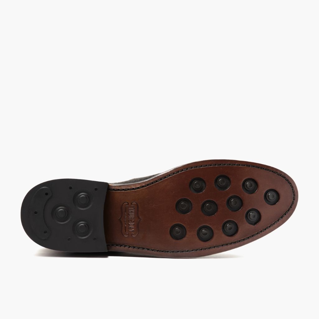 High-Traction Rubber Outsole & Lug Tread Pattern on Cavalier Shadow Grey Nahkasaappaat Miehille