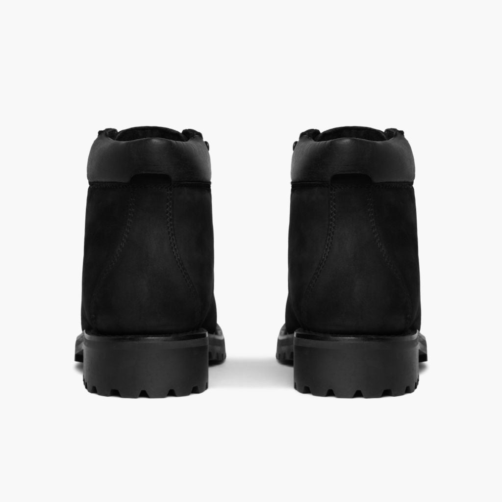 High-Traction Rubber Outsole & Lug Tread Pattern on Commander Musta Matte Nahkasaappaat Miehille