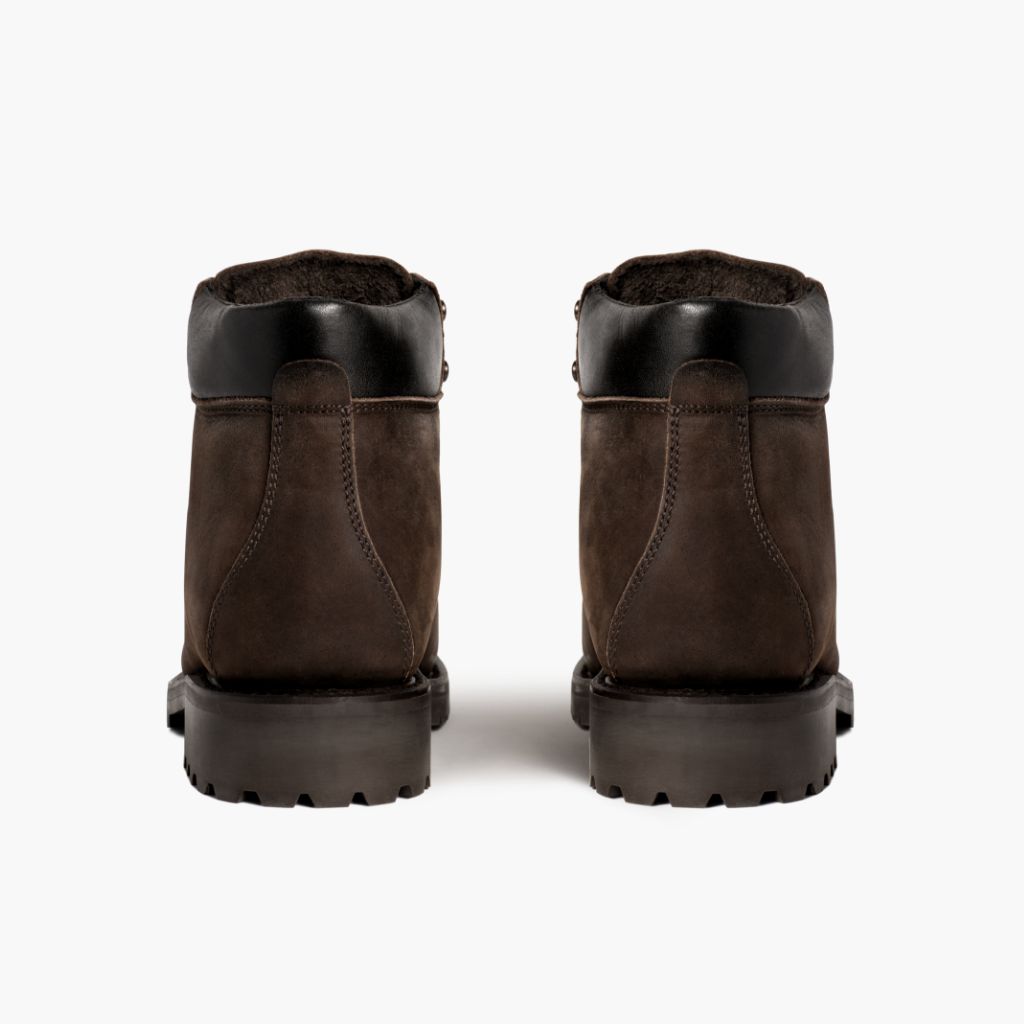 High-Traction Rubber Outsole & Lug Tread Pattern on Commander Tobacco Nahkasaappaat Miehille