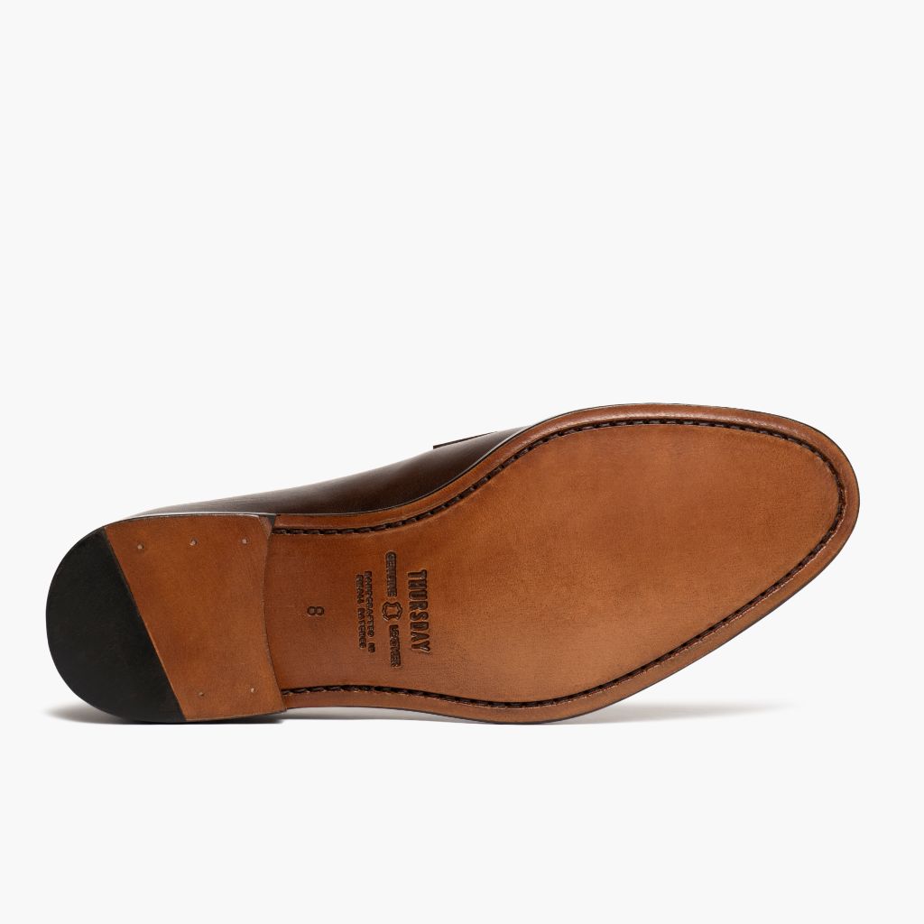 High-Traction Rubber Outsole & Lug Tread Pattern on Lincoln Rich Mahogany Nahkatennarit Miehille