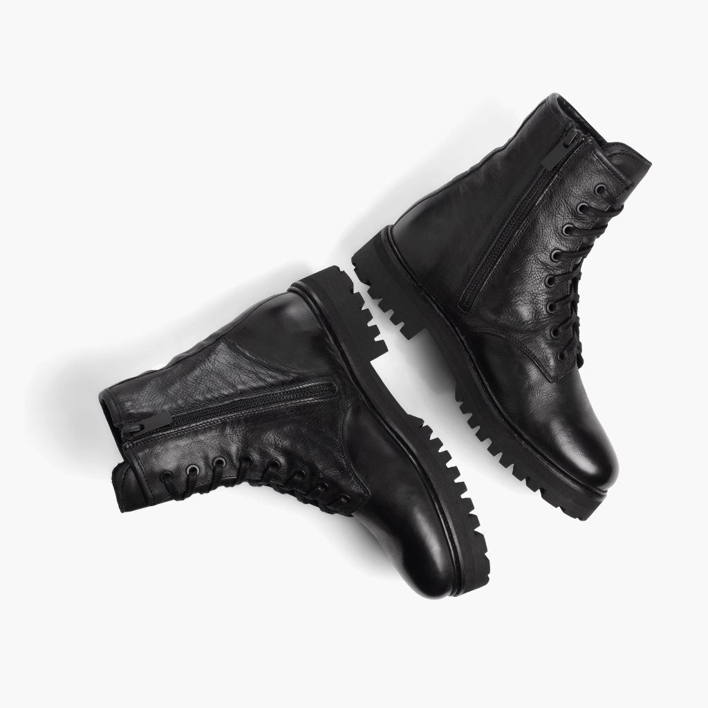 High-Traction Rubber Outsole & Lug Tread Pattern on Combat Musta Nahkasaappaat Naisille
