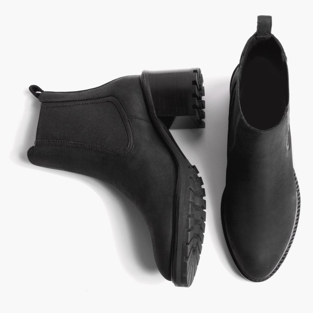 High-Traction Rubber Outsole & Lug Tread Pattern on Knockout Musta Matte Nahkasaappaat Naisille