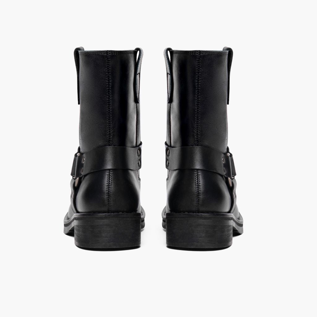 High-Traction Rubber Outsole & Lug Tread Pattern on Outlaw Musta Nahkasaappaat Naisille