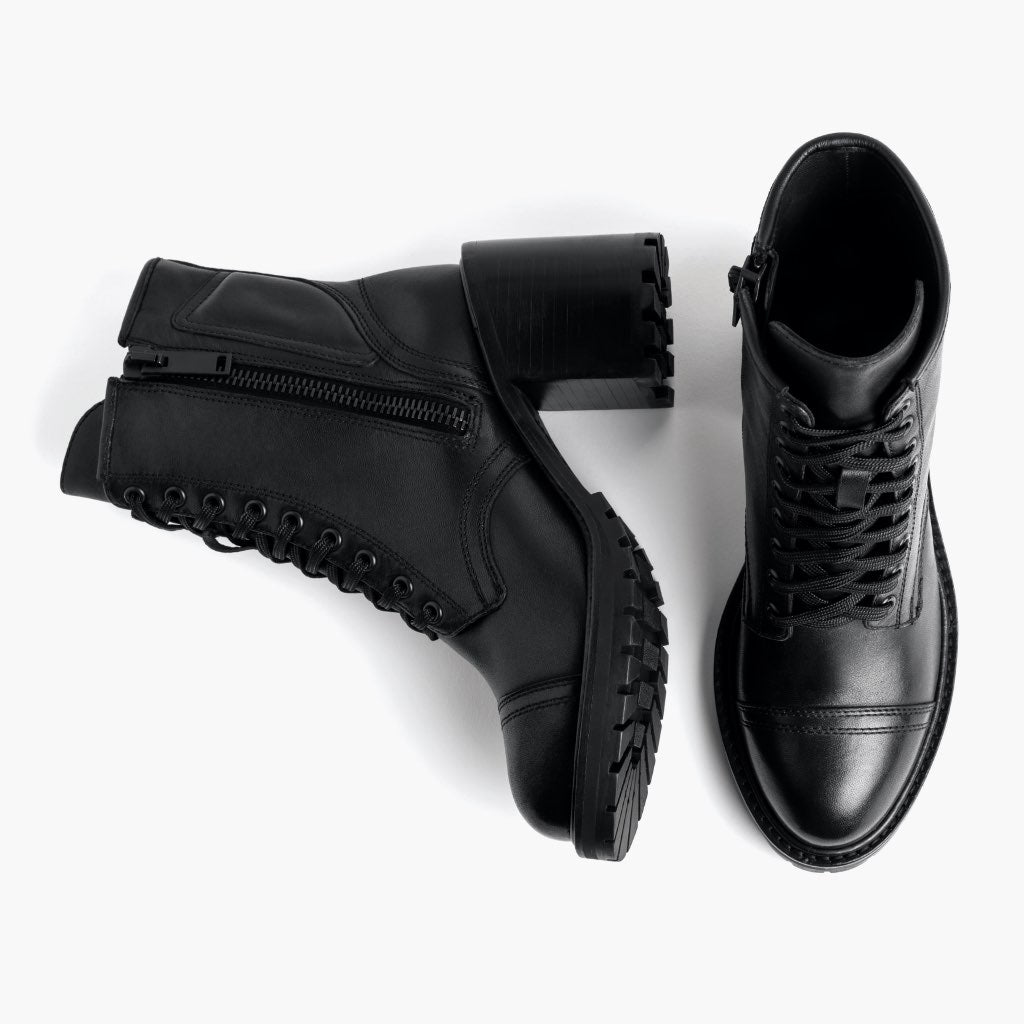 High-Traction Rubber Outsole & Lug Tread Pattern on Rebel Musta Nahkasaappaat Naisille