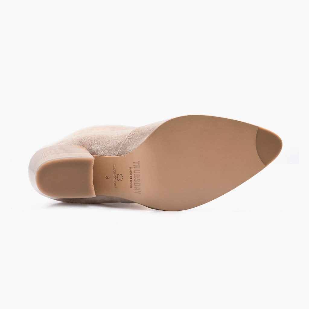High-Traction Rubber Outsole & Lug Tread Pattern on Tempest Sand Nahkasaappaat Naisille
