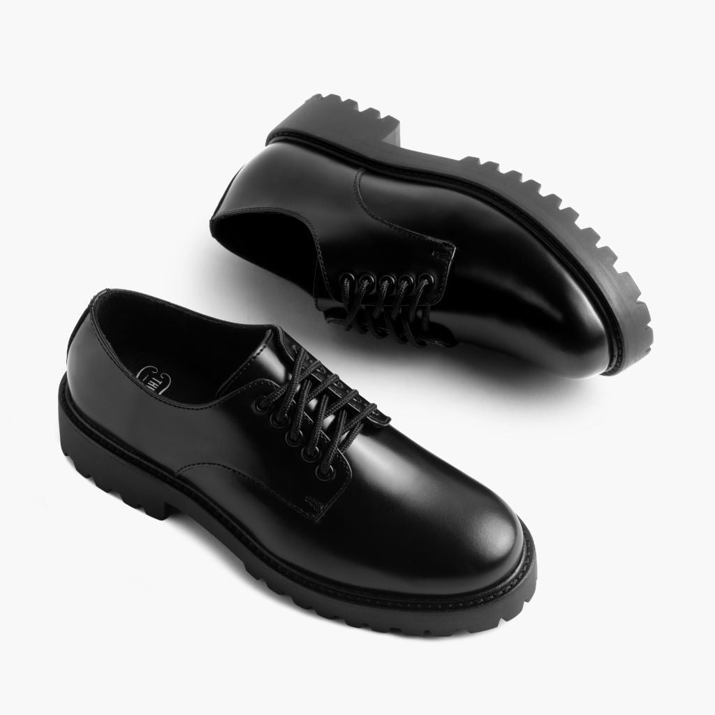 High-Traction Rubber Outsole & Lug Tread Pattern on Renegade Musta Nahkatennarit Naisille