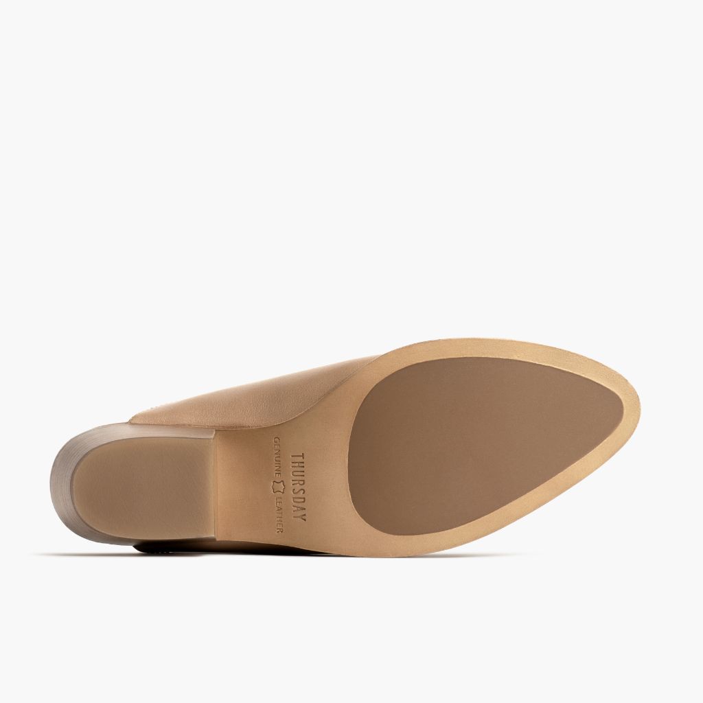 High-Traction Rubber Outsole & Lug Tread Pattern on Breeze Milk Coffee Nahkasaappaat Naisille