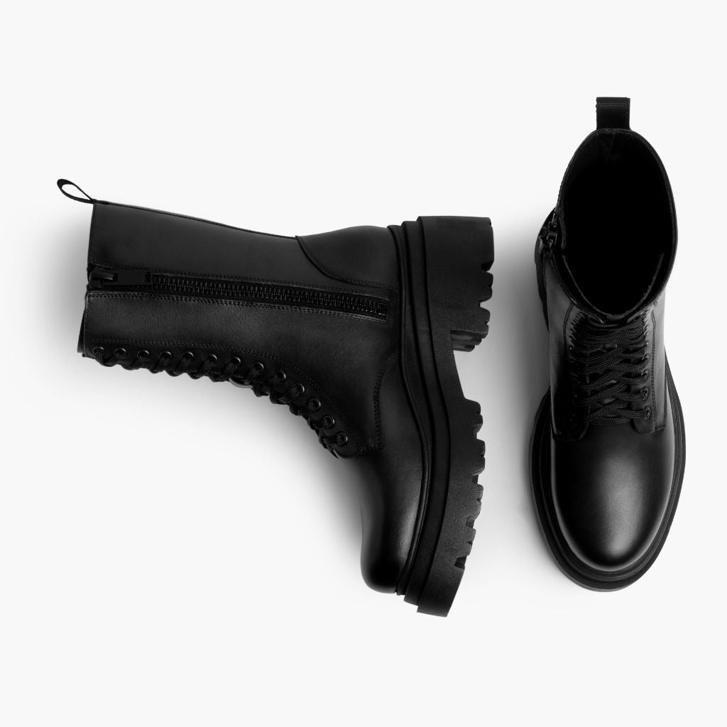High-Traction Rubber Outsole & Lug Tread Pattern on Fatale Musta Nahkasaappaat Naisille