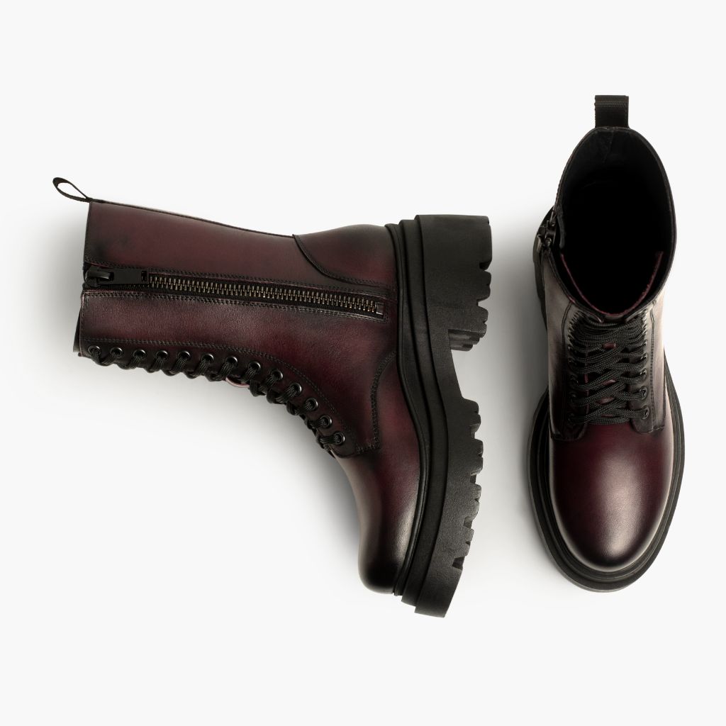 High-Traction Rubber Outsole & Lug Tread Pattern on Fatale Musta Cherry Nahkasaappaat Naisille