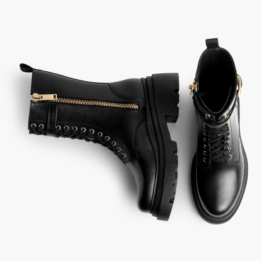 High-Traction Rubber Outsole & Lug Tread Pattern on Fatale Musta & Gold Nahkasaappaat Naisille