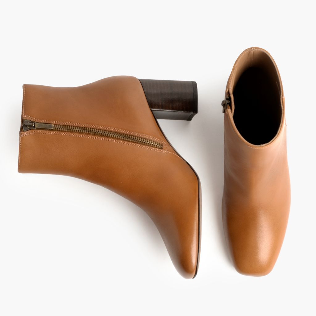 High-Traction Rubber Outsole & Lug Tread Pattern on High Standard Toffee Nahkasaappaat Naisille