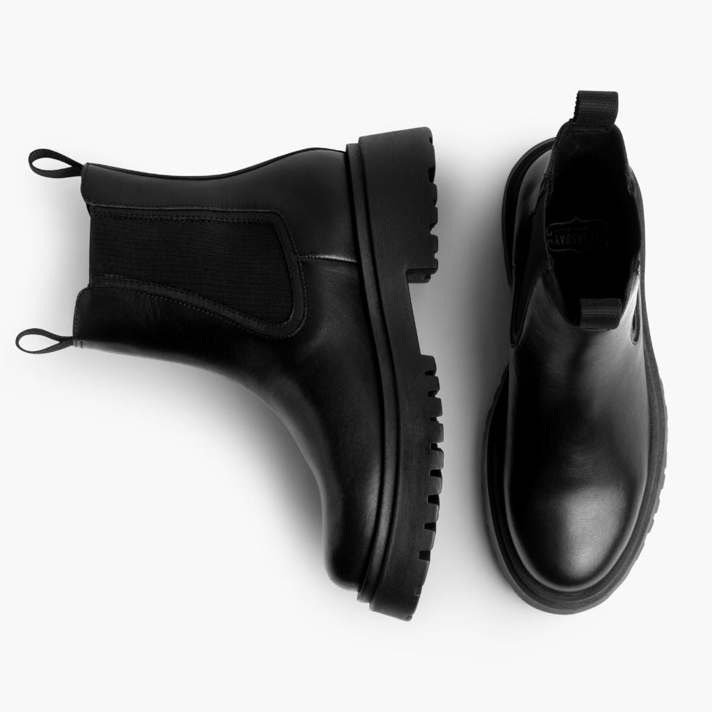 High-Traction Rubber Outsole & Lug Tread Pattern on Legend Platform Musta Nahkasaappaat Naisille