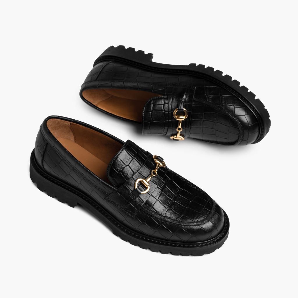 High-Traction Rubber Outsole & Lug Tread Pattern on Penny Musta & Gold Croco Nahkaloaferit Naisille