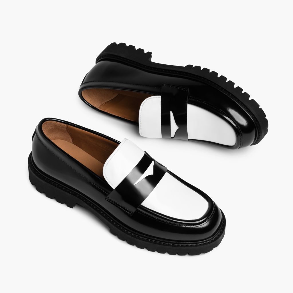 High-Traction Rubber Outsole & Lug Tread Pattern on Penny Musta & White Nahkaloaferit Naisille