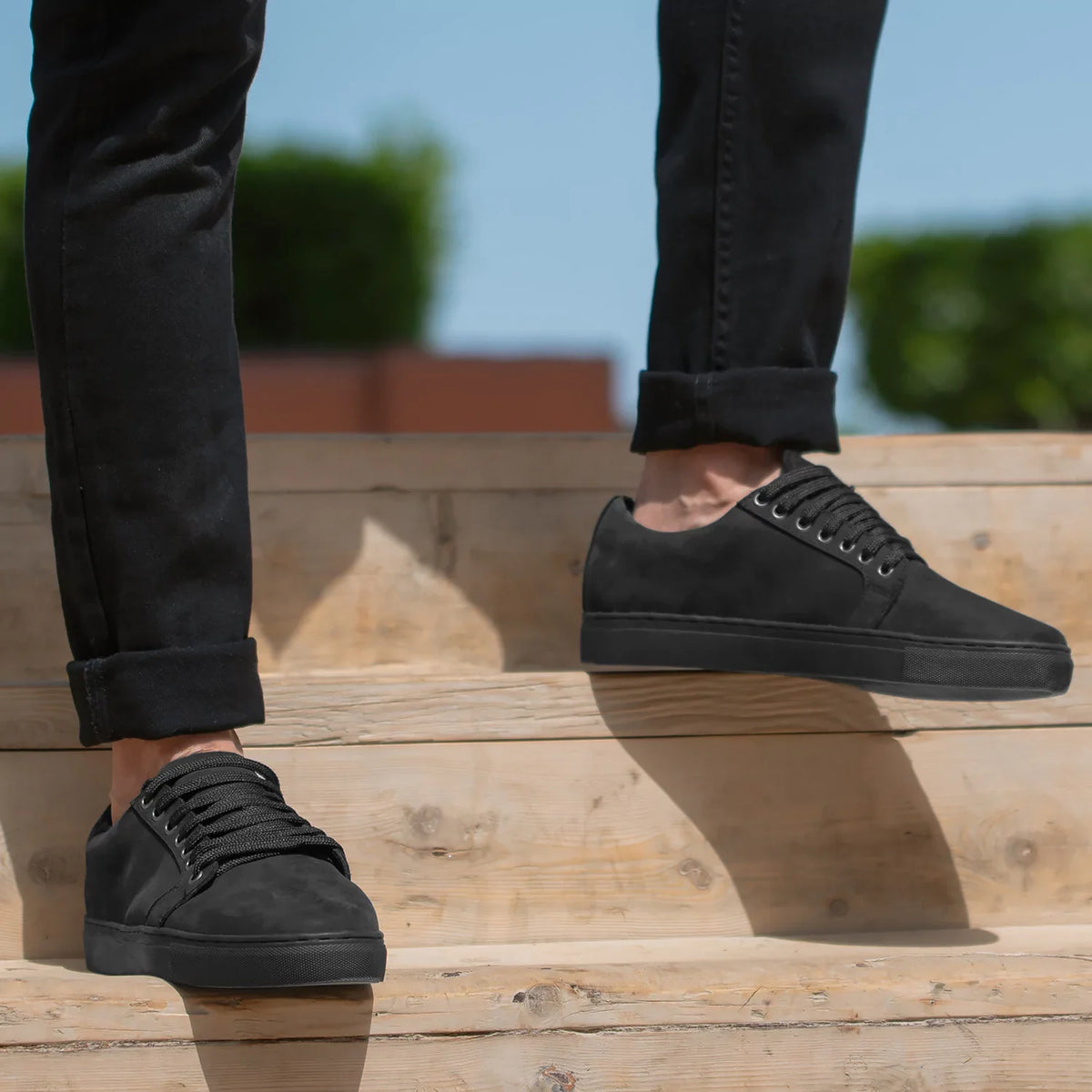 High-Traction Rubber Outsole & Lug Tread Pattern on Murphy Low Top Musta Nubuck Nahkatennarit Miehille