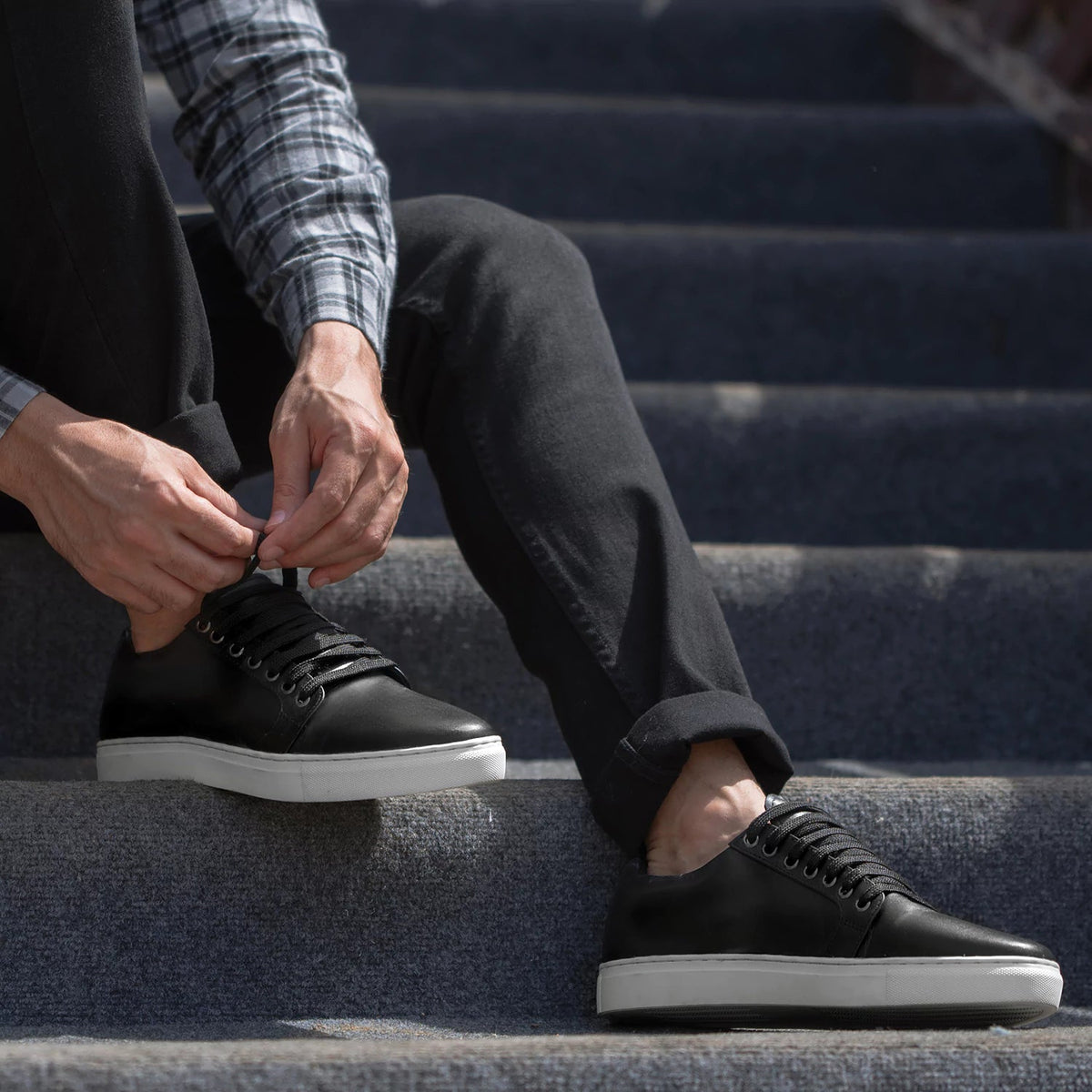 High-Traction Rubber Outsole & Lug Tread Pattern on Murphy Low Top Musta Nahkatennarit Miehille