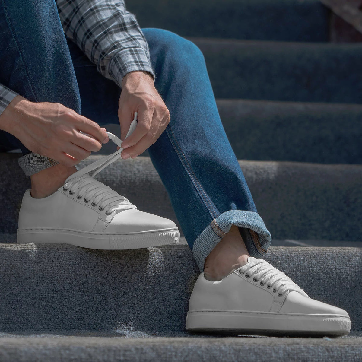 High-Traction Rubber Outsole & Lug Tread Pattern on Murphy Low Top White Nahkatennarit Miehille