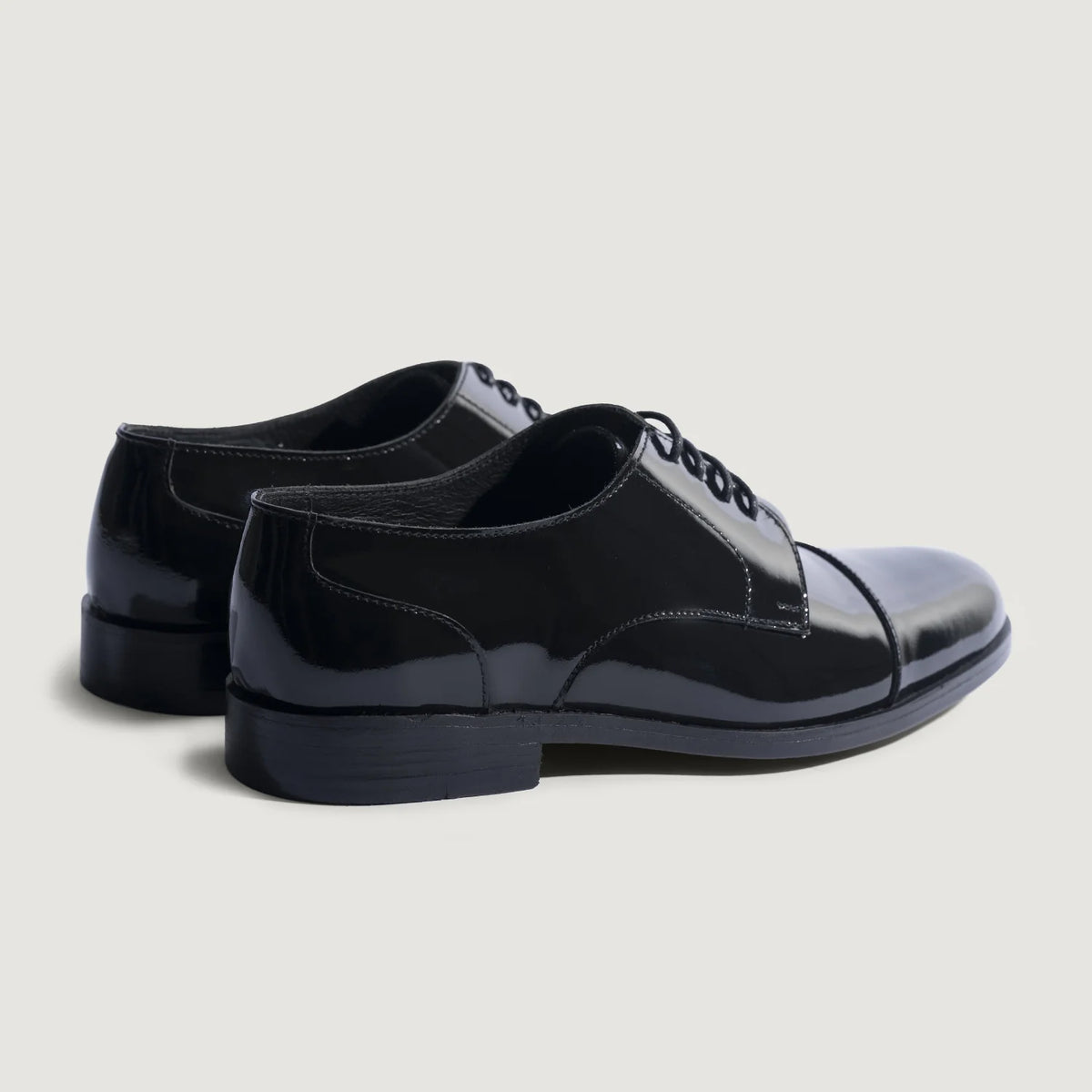 High-Traction Rubber Outsole & Lug Tread Pattern on Attorney Derby Musta Nahkakengät Miehille For Men