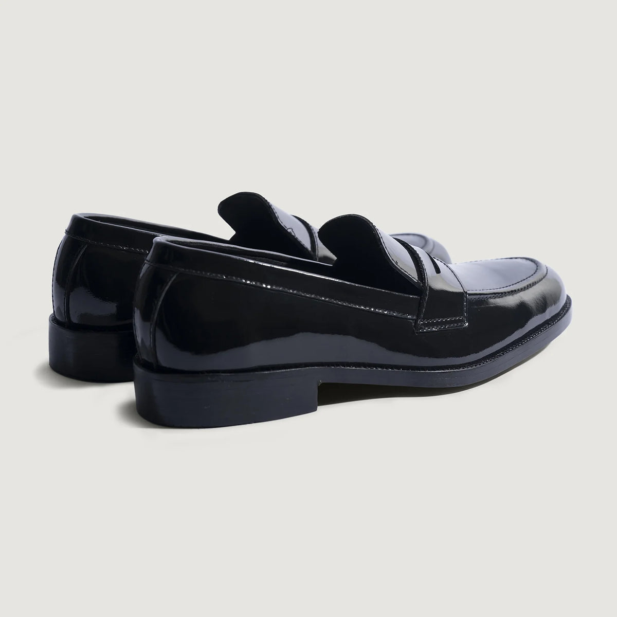 High-Traction Rubber Outsole & Lug Tread Pattern on Baxton Musta Patent Nahkaloaferit Miehille For Men