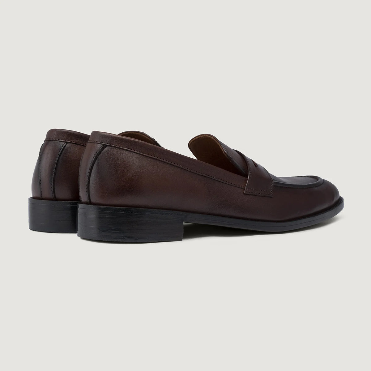 High-Traction Rubber Outsole & Lug Tread Pattern on Baxton Burnished Ruskea Nahkaloaferit Miehille For Men
